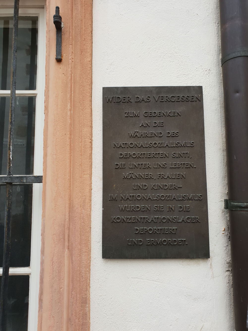 Einweihung einer Gedenktafel für den Völkermord an Sinti und Roma am Frank-Loebsche-Haus